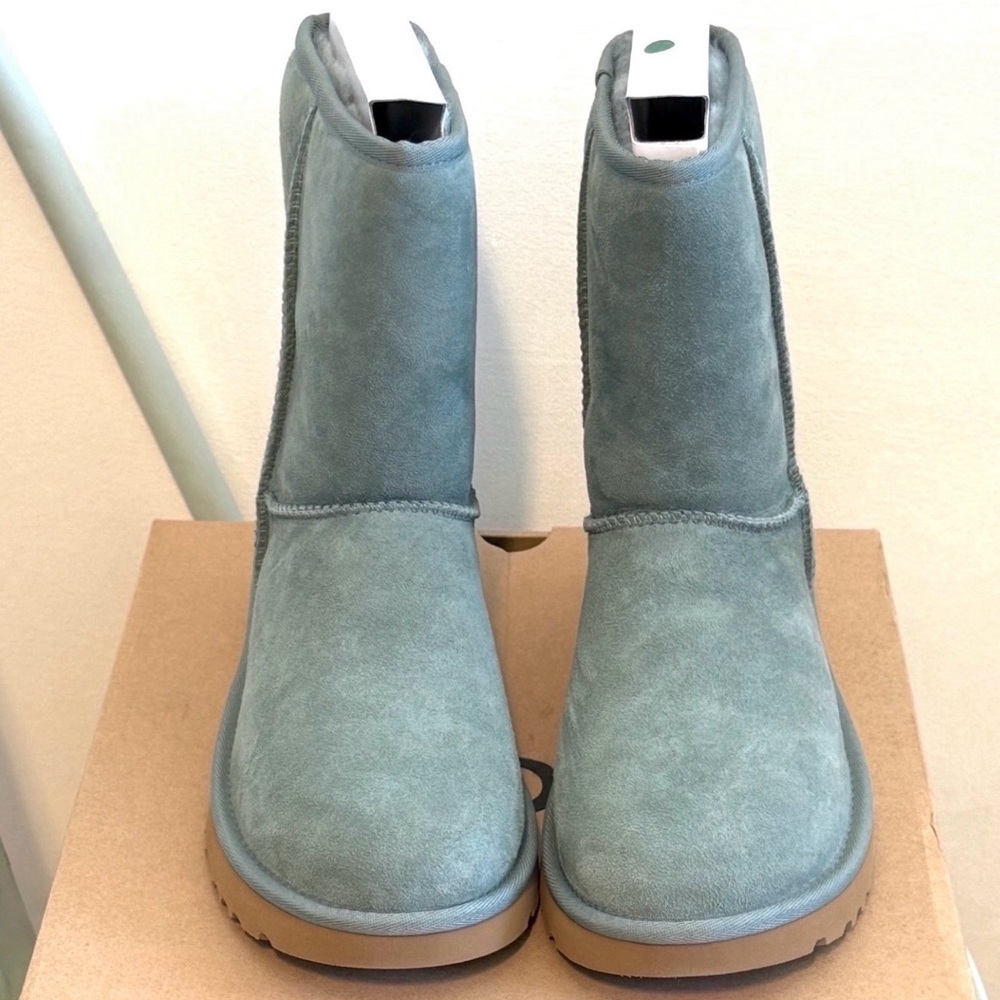 NWT UGG Classic II Boots W8 in Sea Green
